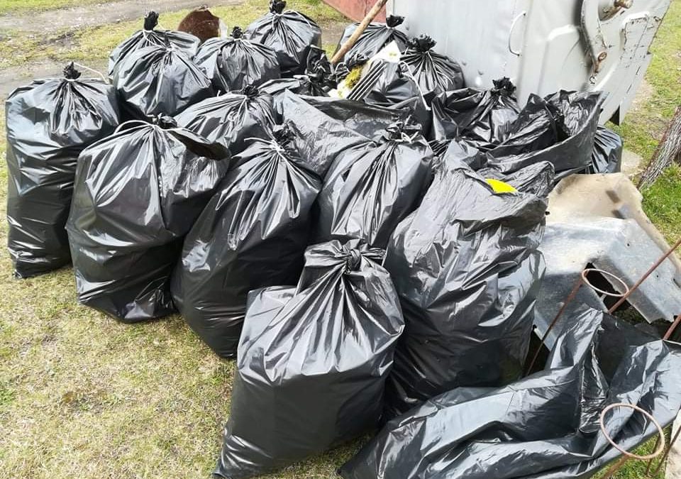 Žiaci ZŠ v Haligovciach zbierali odpad