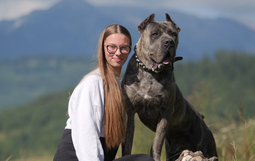 ŠTUDENTKA GYMNÁZIA IVONKA STOLARČÍKOVÁ SA VENUJE CANISTERAPII- PRÁCI  S TERAPEUTICKÝM PSOM.